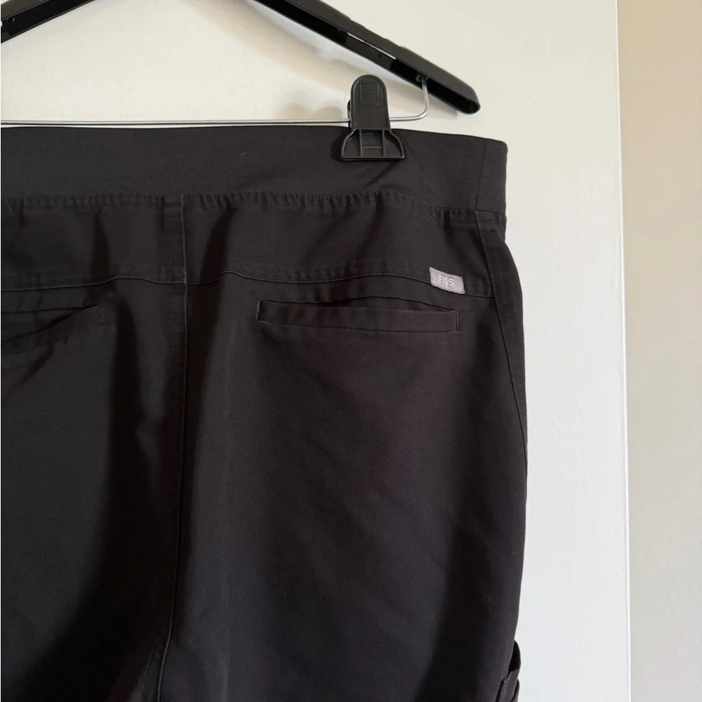 Figs Technical Collection Men’s Black Axum Cargo Scrub Pants size Large